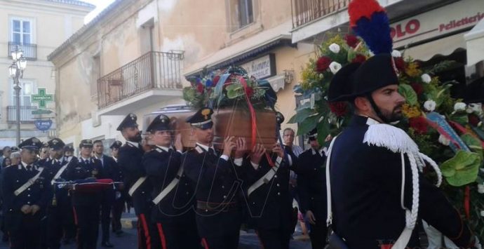 Pizzo e l’Arma dei Carabinieri rendono l’ultimo saluto al maresciallo Paolo Fiorello (VIDEO)