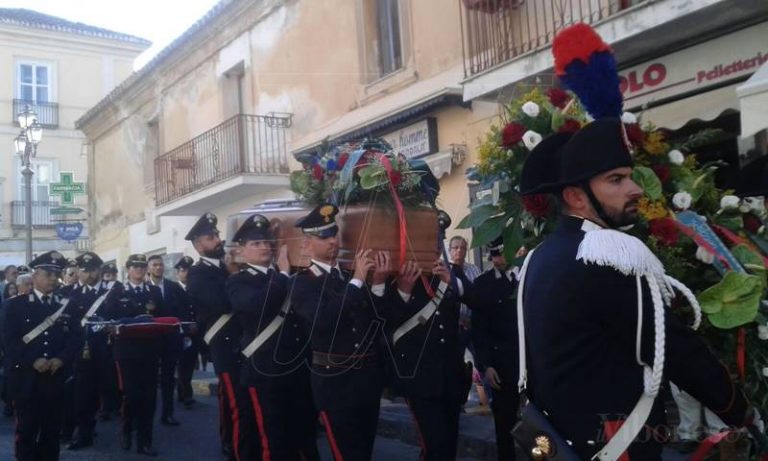 Pizzo e l’Arma dei Carabinieri rendono l’ultimo saluto al maresciallo Paolo Fiorello (VIDEO)