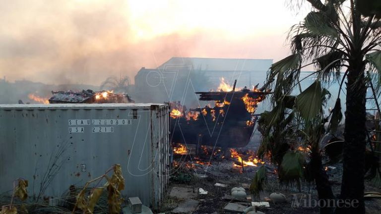 Emergenza incendi nel Vibonese, 74 interventi dei Vigili del fuoco in 42 ore (VIDEO)