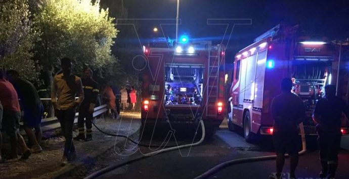 Notte di paura a Piscopio, incendio minaccia il centro abitato (FOTO/VIDEO)