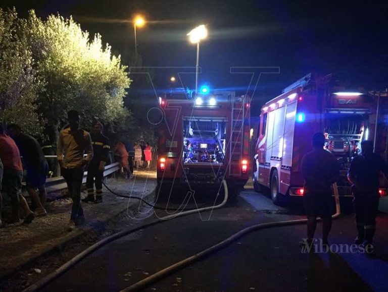 Notte di paura a Piscopio, incendio minaccia il centro abitato (FOTO/VIDEO)