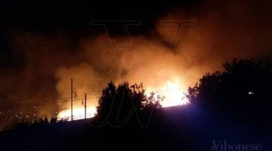 Pizzo, vasto incendio minaccia diverse abitazioni e un ristorante
