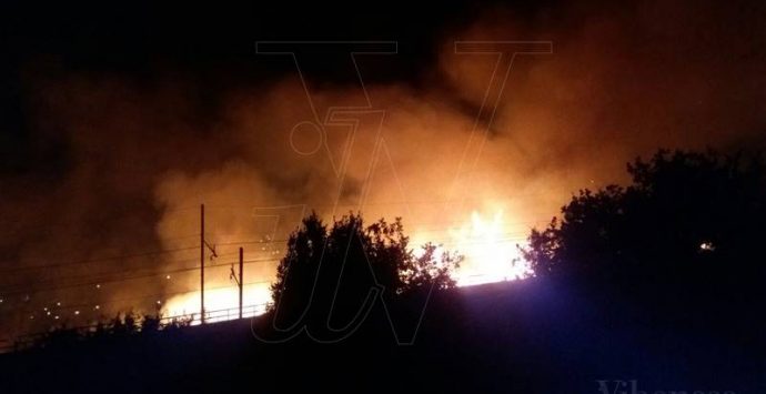 Pizzo, vasto incendio minaccia diverse abitazioni e un ristorante