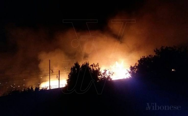 Pizzo, vasto incendio minaccia diverse abitazioni e un ristorante