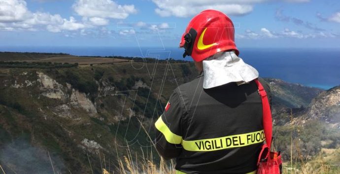Emergenza incendi nel Vibonese, 800 interventi dei Vigili del fuoco in 15 giorni