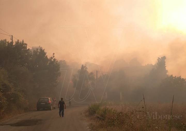 LA TESTIMONIANZA | Il fuoco, la paura e le coscienze color cenere