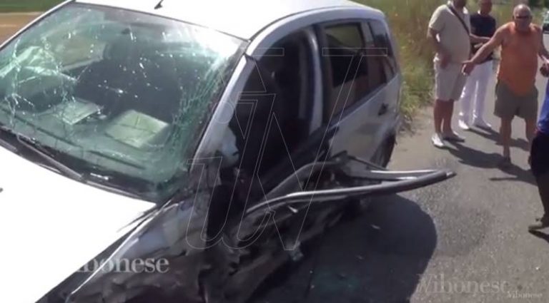 Perde il controllo dell’auto e si scontra con un camion, automobilista trasportata in ospedale (VIDEO)