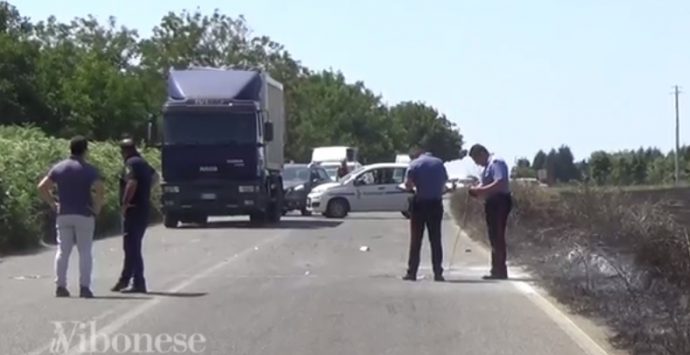Incidente stradale nel Vibonese, l’impatto tra due auto provocato da un incendio (VIDEO)