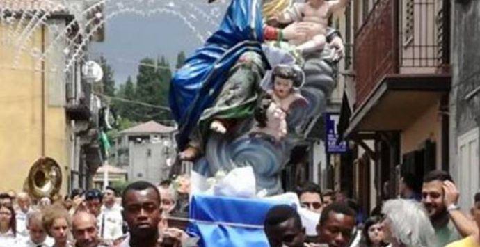 Mongiana, la statua della Madonna portata in spalla dai migranti