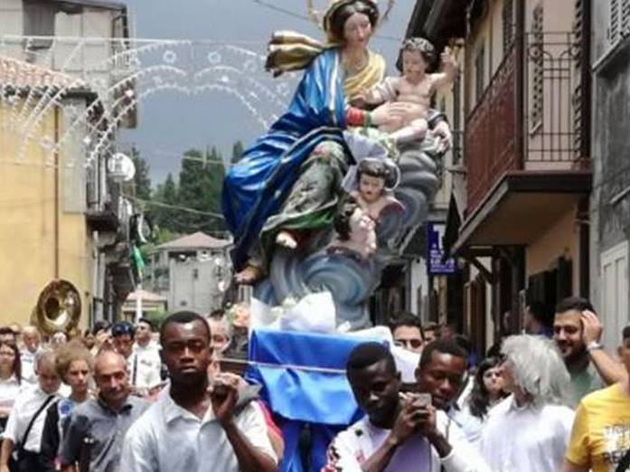 Mongiana, la statua della Madonna portata in spalla dai migranti