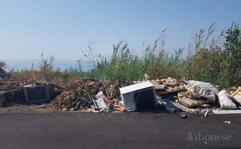 Briatico, rifiuti in riva al mare tra la rabbia e lo stupore di turisti e residenti