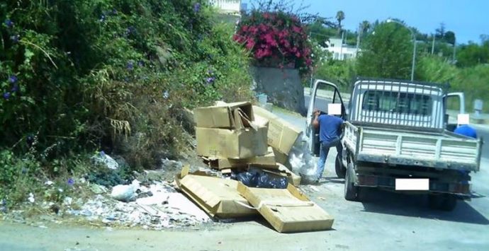 Rifiuti abbandonati per strada a Ricadi, l’Amministrazione pubblica le foto degli incivili