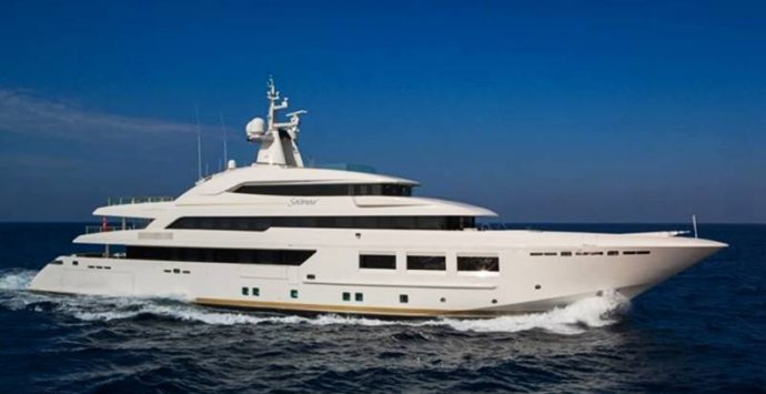 In porto a Vibo Marina il super-yacht “Saramour”, galleria d’arte galleggiante