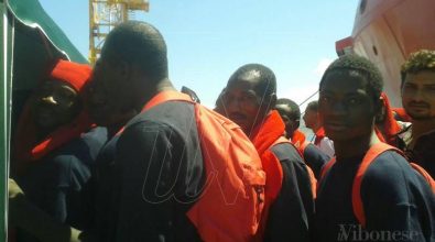Nuovo approdo a Vibo Marina, dalla Vos Hestia sbarcano 587 migranti (VIDEO)