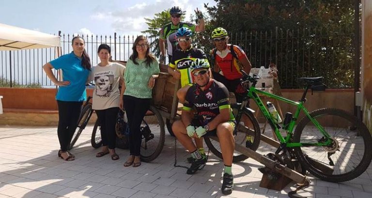 Escursionisti in bici recuperano portafoglio rubato e lo restituiscono alla proprietaria