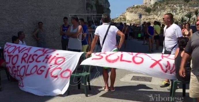 Tropea: il Comune chiude un locale e scoppia la protesta (VIDEO)