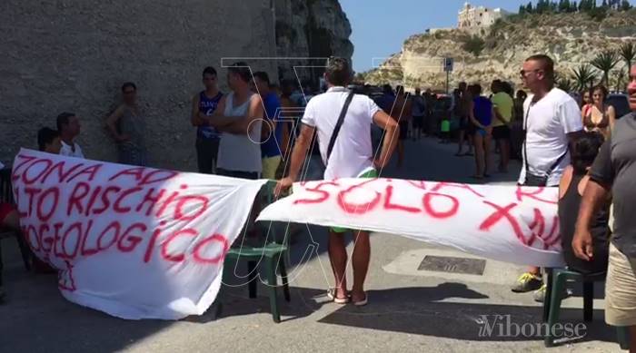 Tropea: il Comune chiude un locale e scoppia la protesta (VIDEO)