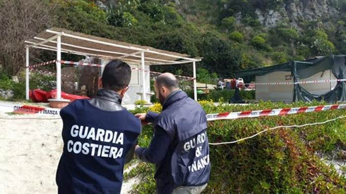 Spiaggia di Grotticelle: ordinanza di demolizione di tutte le opere abusive