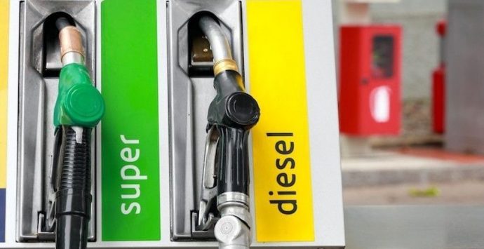 «Gasolio a 2,60 euro e benzina a 2,50 entro sabato», l’allarme di Assopetroli Calabria