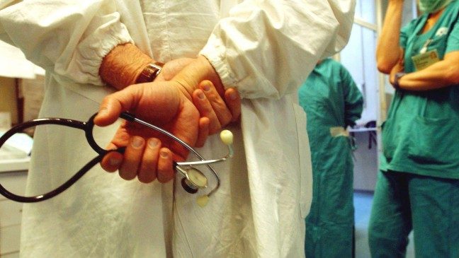 Morta per sospetta influenza aviaria, indagati tre medici in Calabria