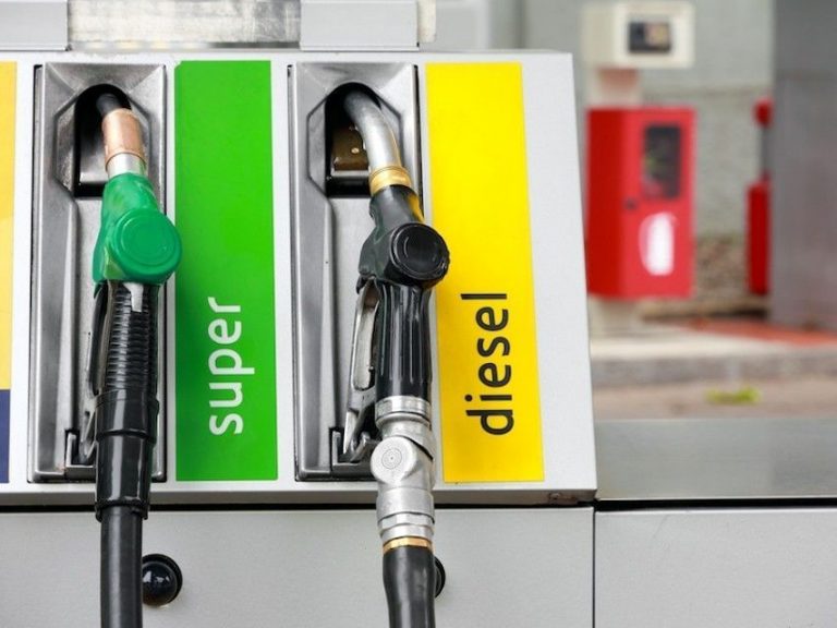 Caro carburante, benzina e diesel sotto i 2 euro da martedì, ma serve tagliare le accise