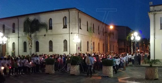 Mileto, fiaccolata per il ripristino del decreto di Religione alla Fondazione di Natuzza (VIDEO)