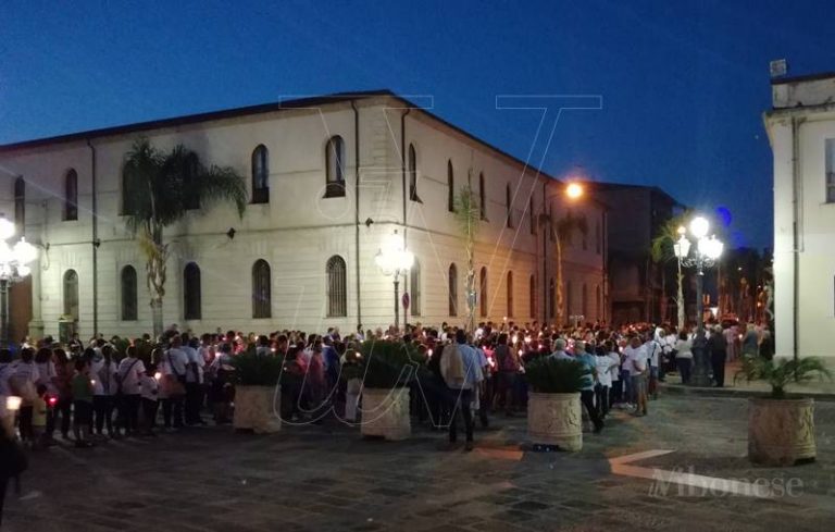 Mileto, fiaccolata per il ripristino del decreto di Religione alla Fondazione di Natuzza (VIDEO)