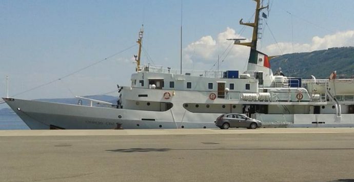 La nave-scuola della Guardia di finanza sbarcata a Vibo Marina