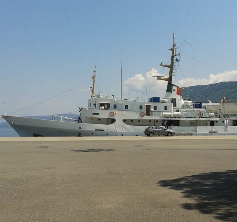 La nave-scuola della Guardia di finanza sbarcata a Vibo Marina
