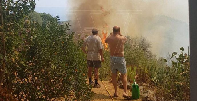 Pauroso incendio a Motta Filocastro, evacuate diverse abitazioni (VIDEO)