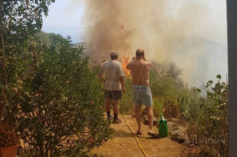 Pauroso incendio a Motta Filocastro, evacuate diverse abitazioni (VIDEO)