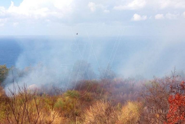 Vasto incendio a Parghelia, bagnanti soccorsi via mare dalla Guardia costiera