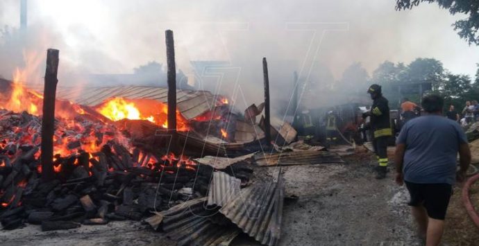 Fienile distrutto da un incendio a San Costantino, i proprietari mettono in salvo gli animali (FOTO)