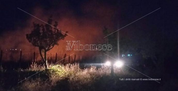 Vasto incendio fra Vibo e Vena Superiore, intervento dei vigili del fuoco