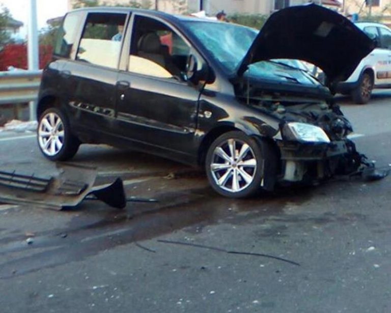Incidente stradale a Pizzo: auto finisce fuori strada, quattro i feriti