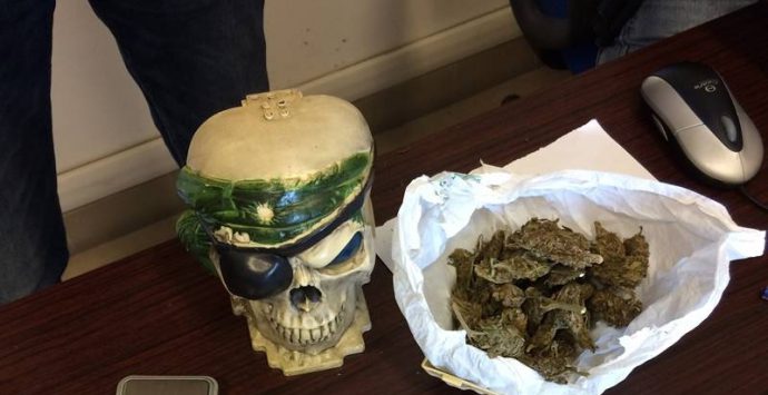 Droga: in casa con 50 grammi di marijuana già divisa in dosi, un arresto