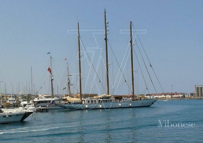 Panfilo a tre alberi mozzafiato arriva nel porto di Vibo Marina