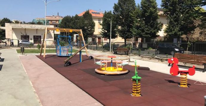 Parco giochi di piazza Annarumma: Rotaract dona due giostre per i bimbi