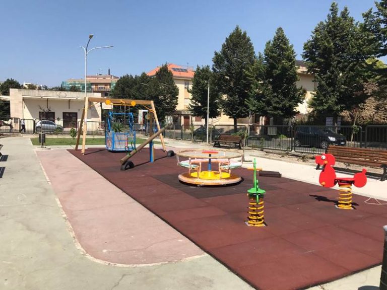 Parco giochi di piazza Annarumma: Rotaract dona due giostre per i bimbi