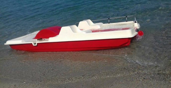 Notte “brava” a Bivona: si ubriacano in spiaggia, rubano un pedalò e abbandonano i rifiuti