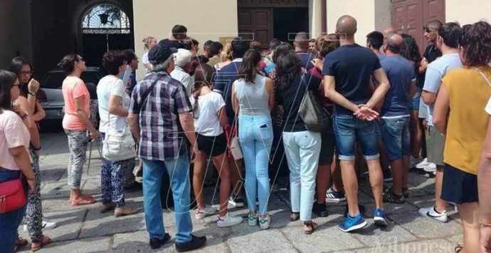 Parroco trasferito: i fedeli di Caria e Drapia in protesta a Mileto dal vescovo