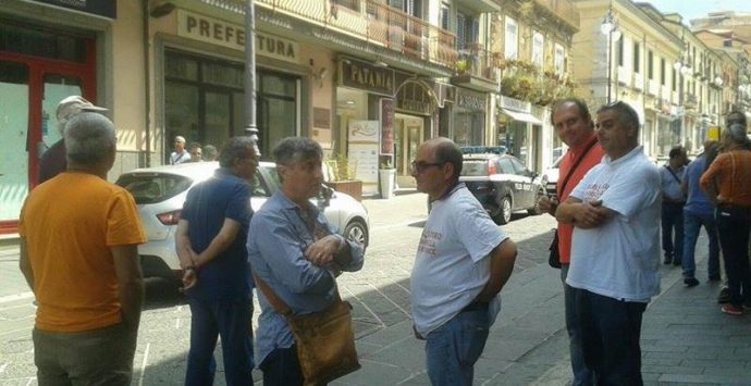 Provincia Vibo: lavoratori senza stipendio, scatta la protesta (VIDEO)