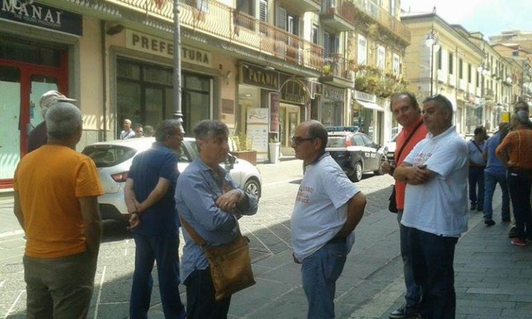 Provincia Vibo: lavoratori senza stipendio, scatta la protesta (VIDEO)