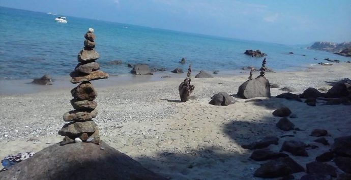 Il “naufrago” di Timpa Janca che realizza totem di sassi e pulisce la spiaggia