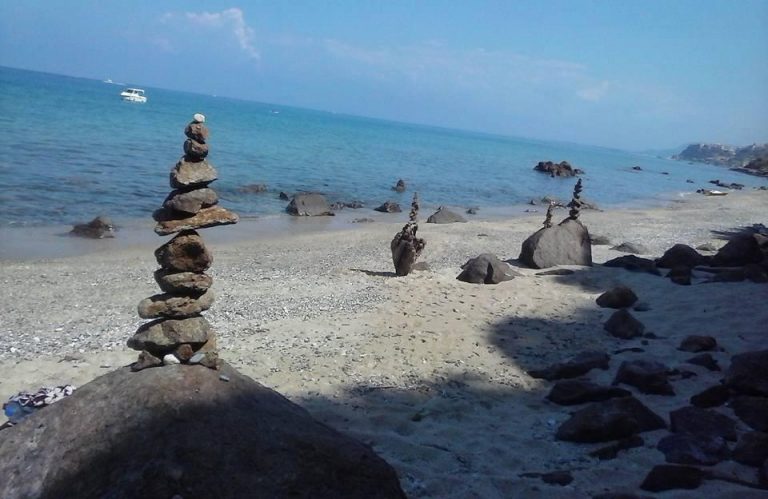 Il “naufrago” di Timpa Janca che realizza totem di sassi e pulisce la spiaggia