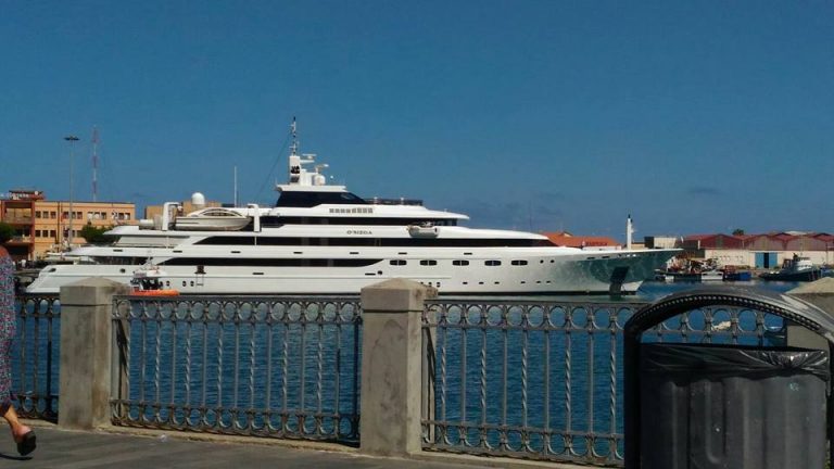 La regina Rania di Giordania con il suo yacht al porto di Vibo Marina