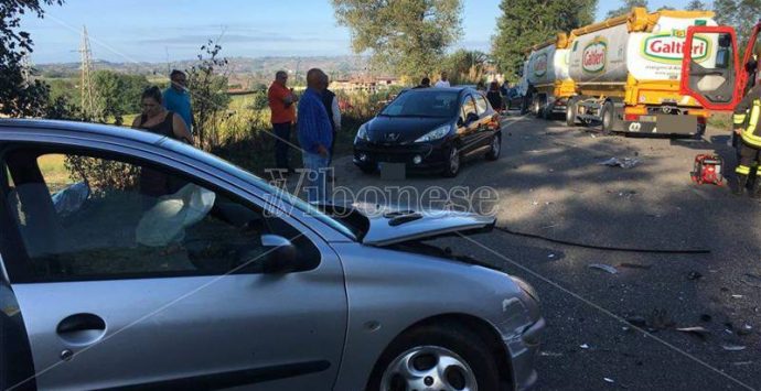Scontro vettura-autocisterna sulla provinciale per Tropea, un ferito (VIDEO)