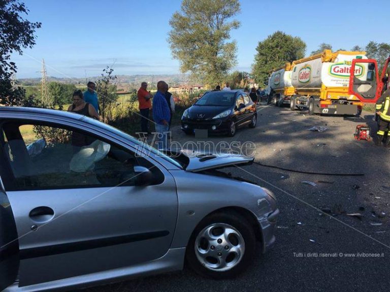 Scontro vettura-autocisterna sulla provinciale per Tropea, un ferito (VIDEO)