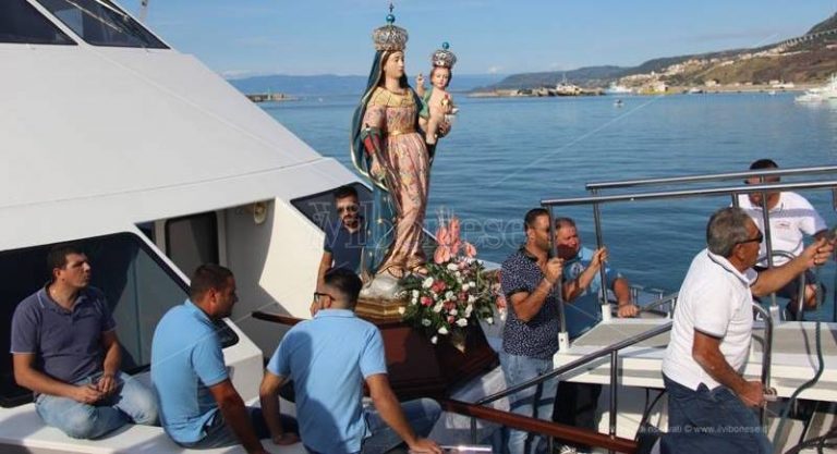 Tradizioni, processione a mare con la Madonna del lume di Favelloni