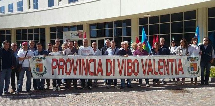 Provincia Vibo: lavoratori senza stipendio, continua la protesta (VIDEO)